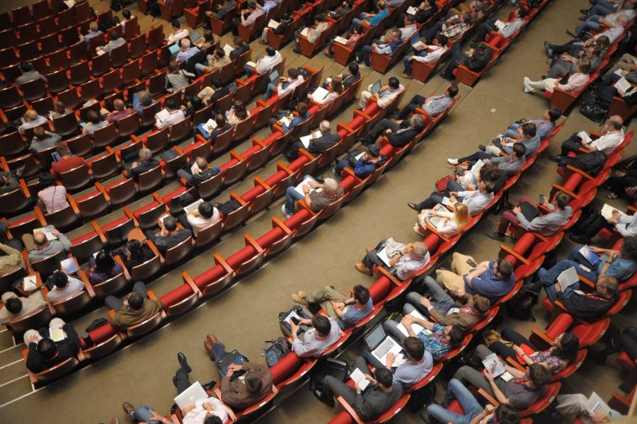 Profissionais participando de um treinamento corporativo em uma sala